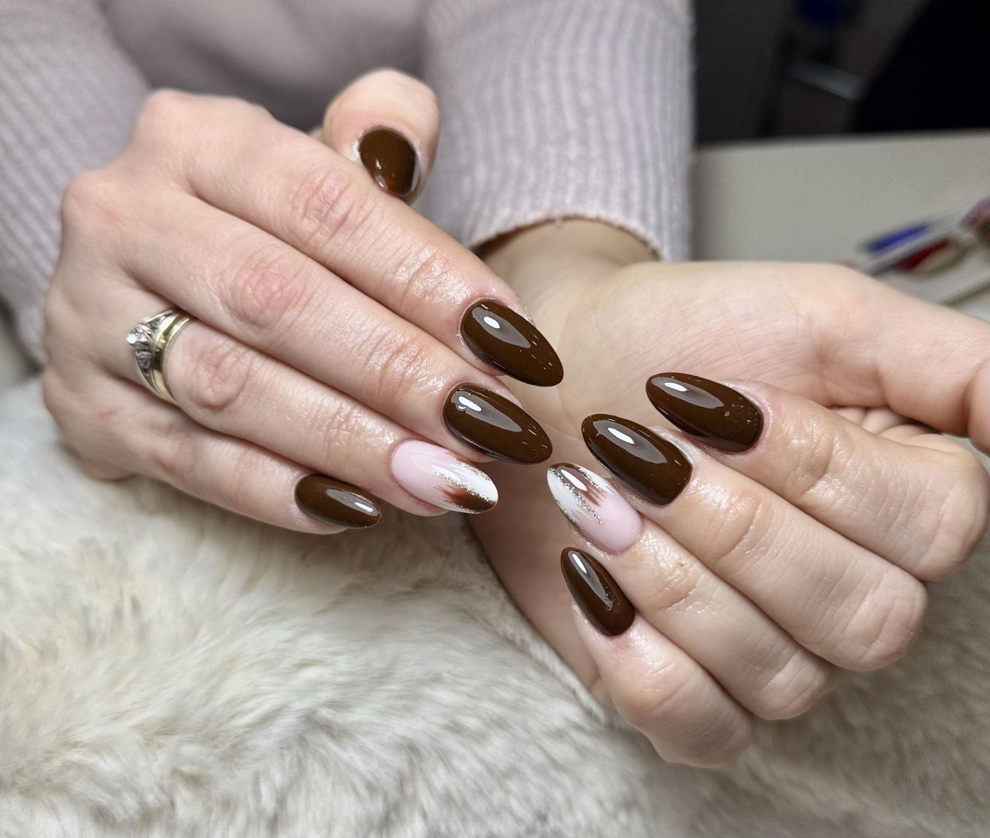 Manicure w kolorze czekoladowego brązu ze złotym akcentem