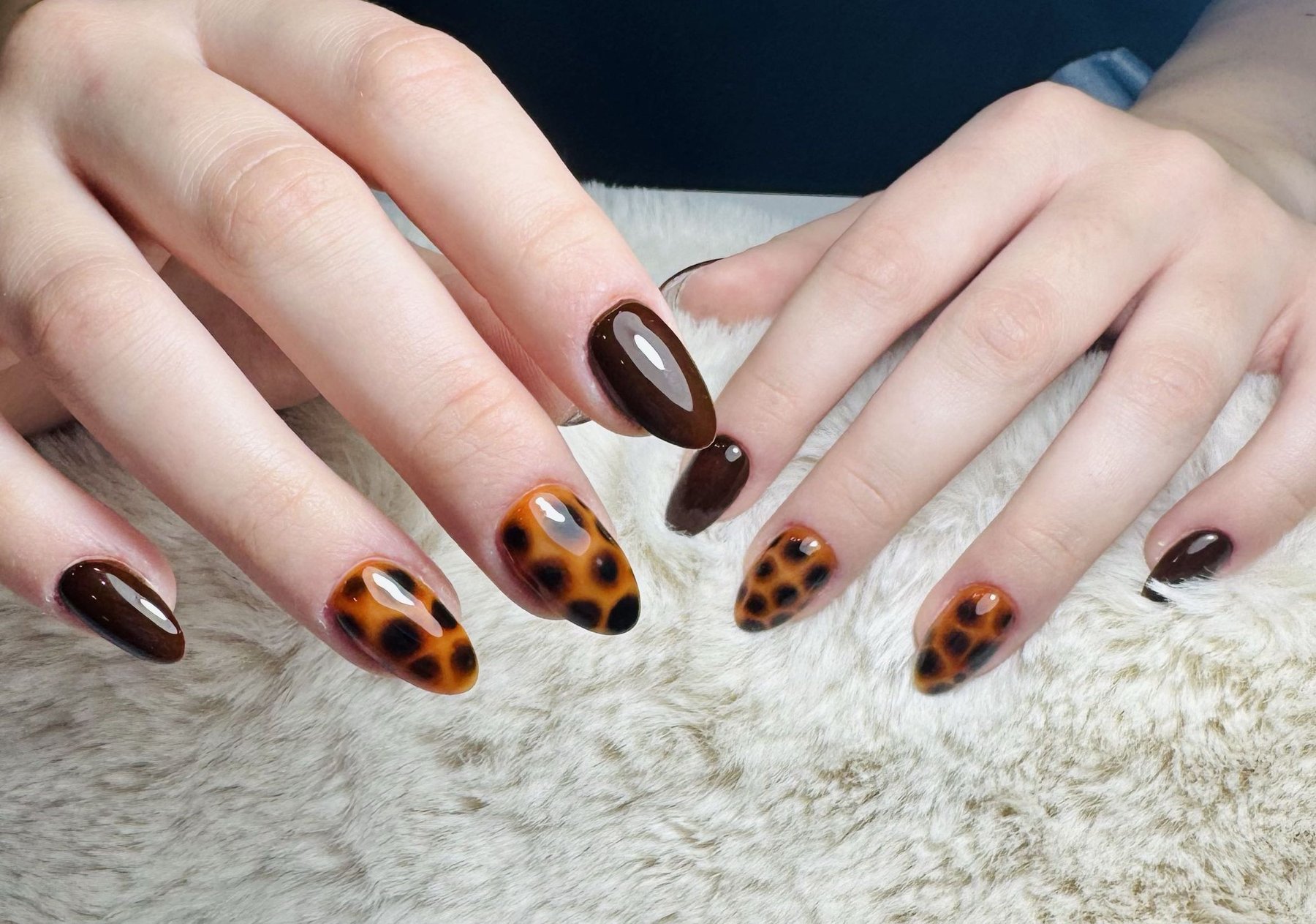 Manicure w deseniu szylkretowym w odcieniach brązu i karmelu
