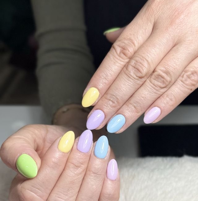 Manicure w pastelowych odcieniach żółtego, fioletowego, niebieskiego i zielonego